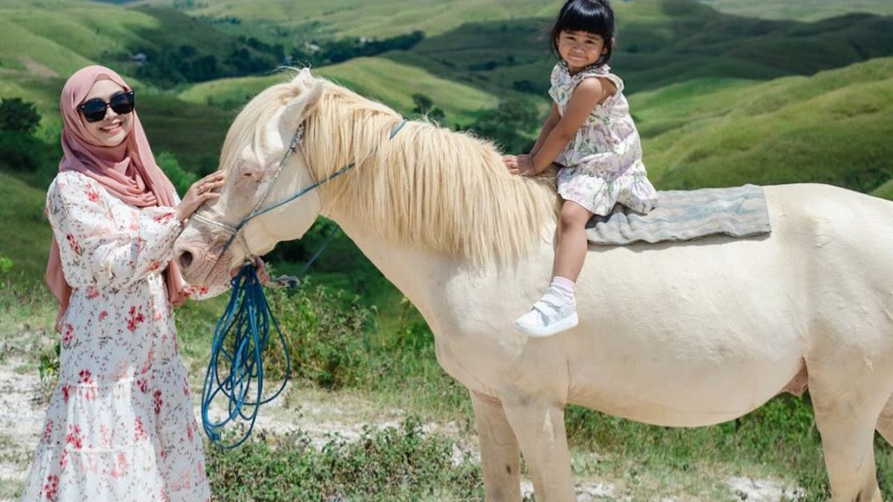 Potret Liburan Ria Ricis dan Moana di Sumba, Mulai Naik Kuda hingga Main Kano di Sungai