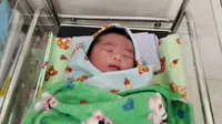 Bayi jumbo seberat 5,7 kilogram lahir di Cilacap dengan persalinan normal. (Liputan6.com/Muhamad Ridlo)