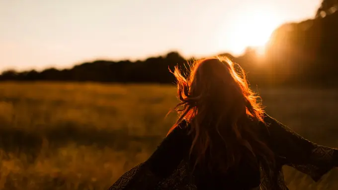 Ilustrasi menikmati hidup, bahagia, kebebasan, hidup sederhana