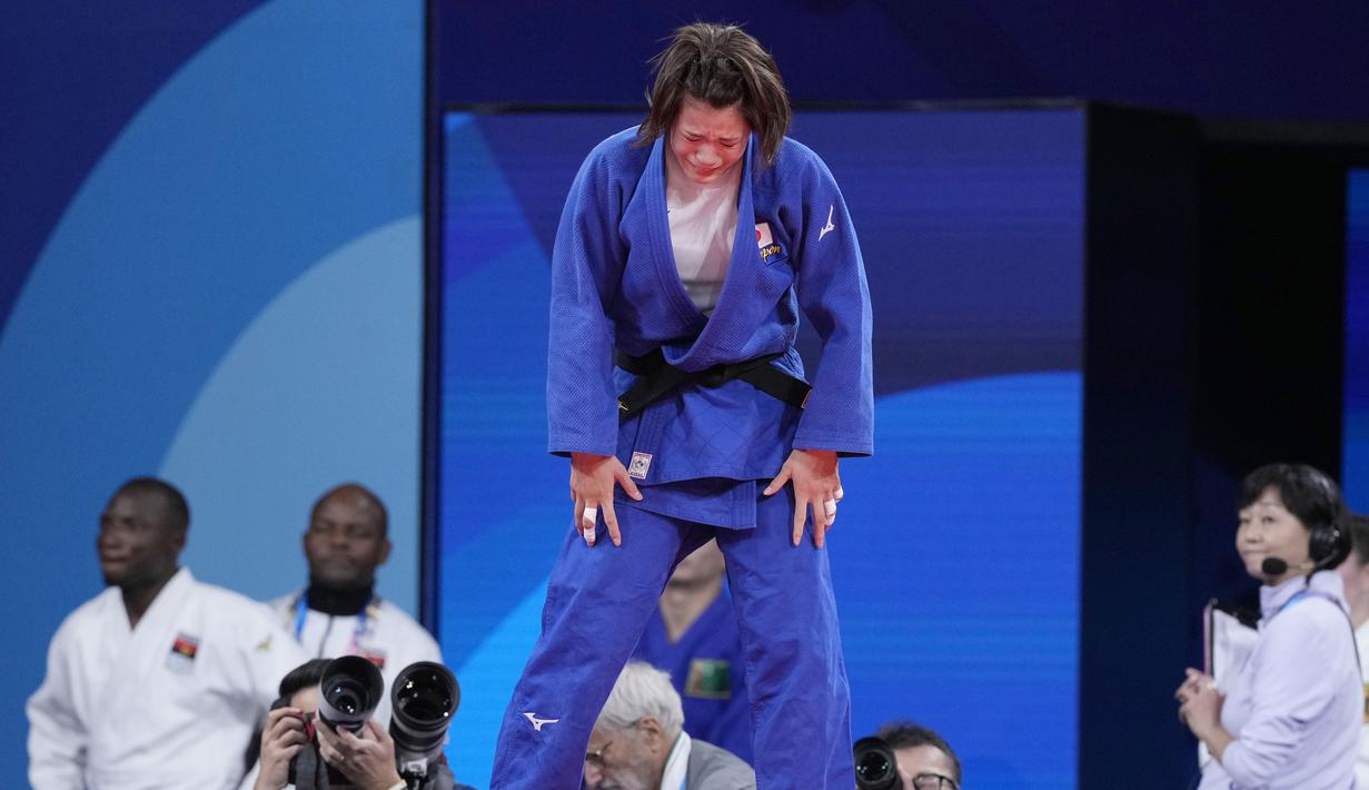 Kekalahan ini membuat Uta Abe tak kuasa menahan tangis. Rekor lima tak terkalahakan sejak tahun 2029 akhirnya terhenti di Olimpiade 2024. (AP Photo/Eugene Hoshiko)