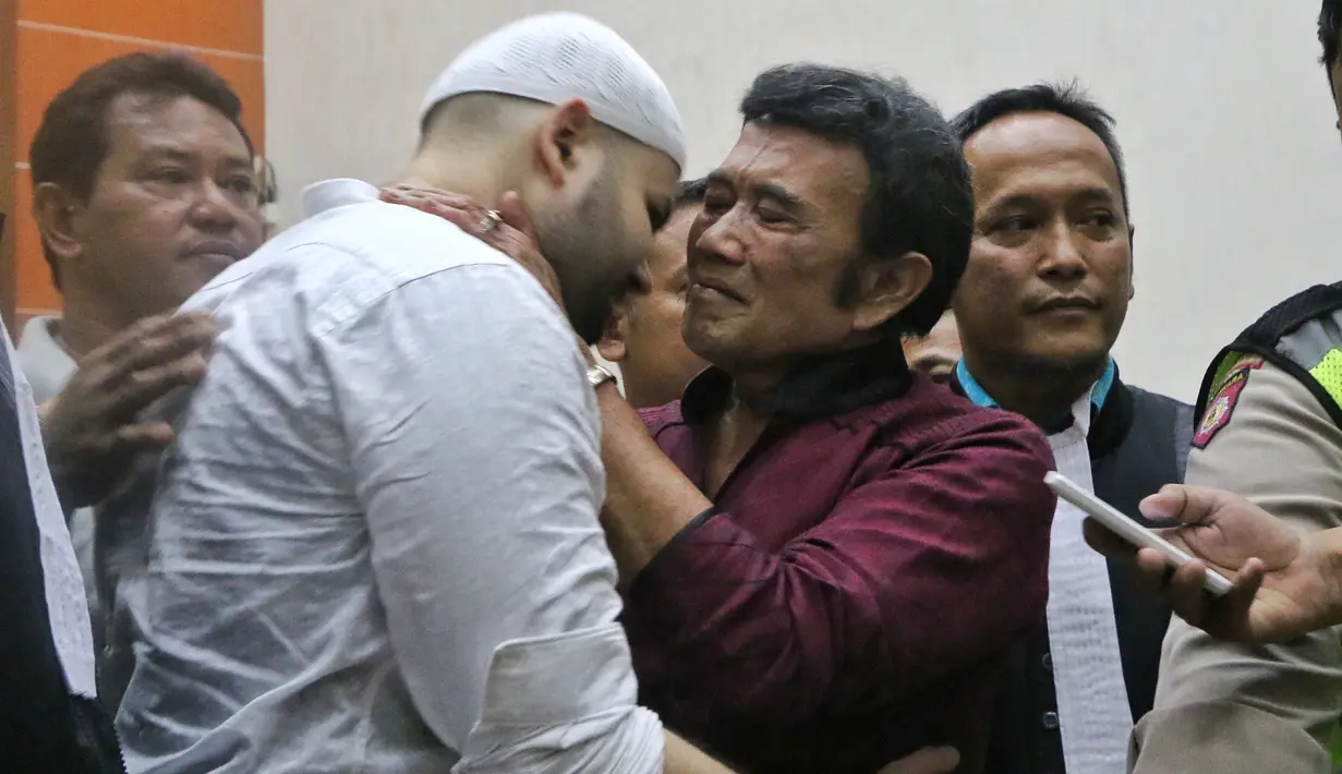 Penyanyi Ridho Rhoma akhirnya di vonis 10 bulan penjara. Sidang digelar di Pengadilan Negeri Jakarta Pusat, Selasa (19/9/2017) mulai pukul 16.00 WIB. Sebelumnya, anak penyanyi dangdut Rhoma Irama itu dituntut 2 tahun penjara. (Adrian Putra/Bintang.com)