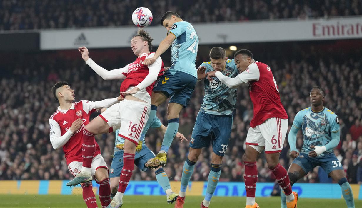 Pemain Southampton, Mohamed Elyounoussi, duel udara dengan pemain Arsenal, Rob Holding pada laga Liga Inggris di Stadion Emirates, Sabtu (22/4/2023). (AP Photo/Kirsty Wigglesworth)