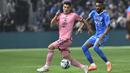 Pemain Inter Miami, Luis Suares (kiri) berebut bola dengan pemain Al-Hilal saat laga persahabatan yang berlangsung di Kingdom Arena Stadium, Riyadh, Arab Saudi, Selasa (30/01/2024) WIB. Keputusan golnya tersebut berubah setelah meneninjau VAR. Bola yang awalnya dikira merupakan umpan dari Julian Gressel ternyata tersentuh kaki pemain Al-Hilal, Mohammed Jahfali. (AP Photo)