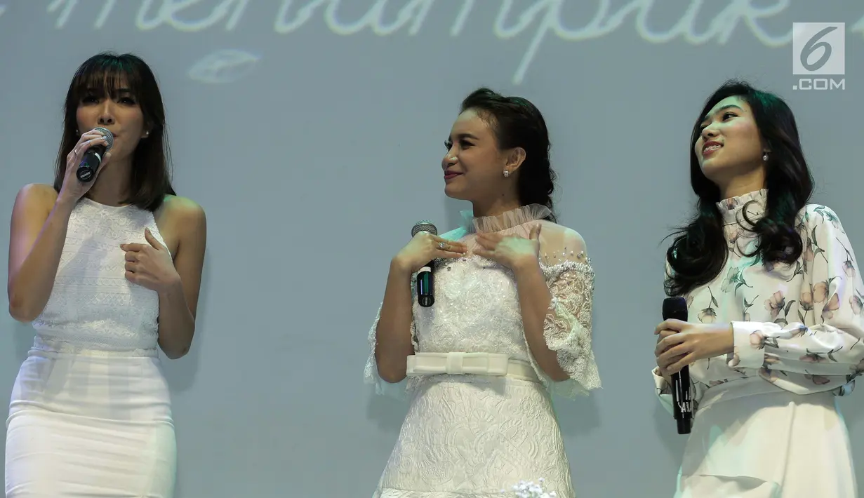 Penyanyi Gisella Anastasia (kiri), Rossa (tengah), dan Isyana Sarasvati (kanan) saat bernyanyi bersama dalam acara konferensi pers Brand Ambassador Oriflame di Jakarta, Kamis (1/2). (Liputan6.com/Faizal Fanani)