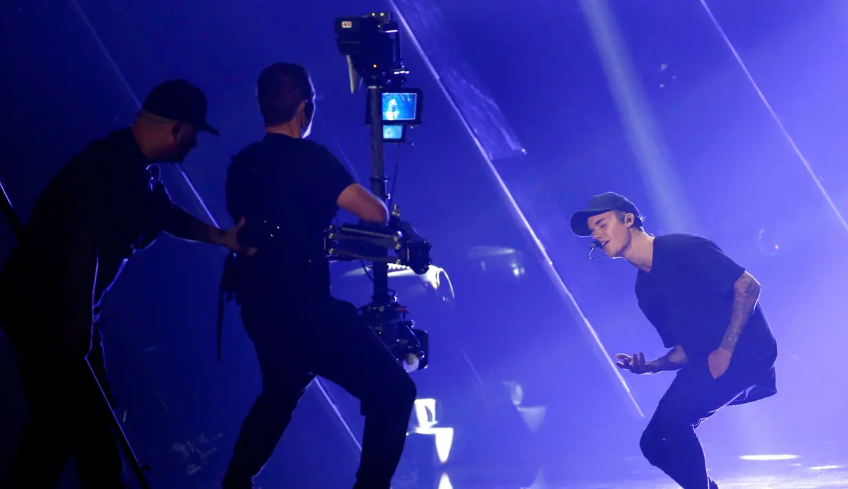 Penampilan Justin Bieber saat menyanyikan lagu acara MTV Video Music Awards 2015, Los Angeles , California,minggu (30/8/2015). Ia Membawakan medley single baru nya Where Are U Now dan What Do You Mean?. (REUTERS/Mario Anzuoni)