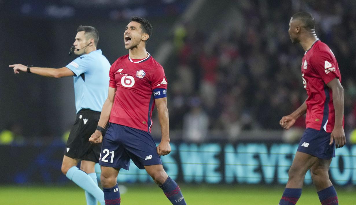 Pemain Lille, Benjamin Andre, merayakan kemenangan atas Real Madrid pada laga Liga Champions di Stadion di Stadion Pierre Mauroy di Villeneuve-d'Ascq, Kamis (3/10/2024). (AP Photo/Thibault Camus)