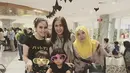 Ayu Ting Ting mengunggah foto dirinya bersama Bilqis Khumaira Razak, Jessica dan El Barack Alexander, serta ibundanya sedang berada di bandara bersiap untuk menikmati liburan mereka. (via instagram/@ayutingting92)