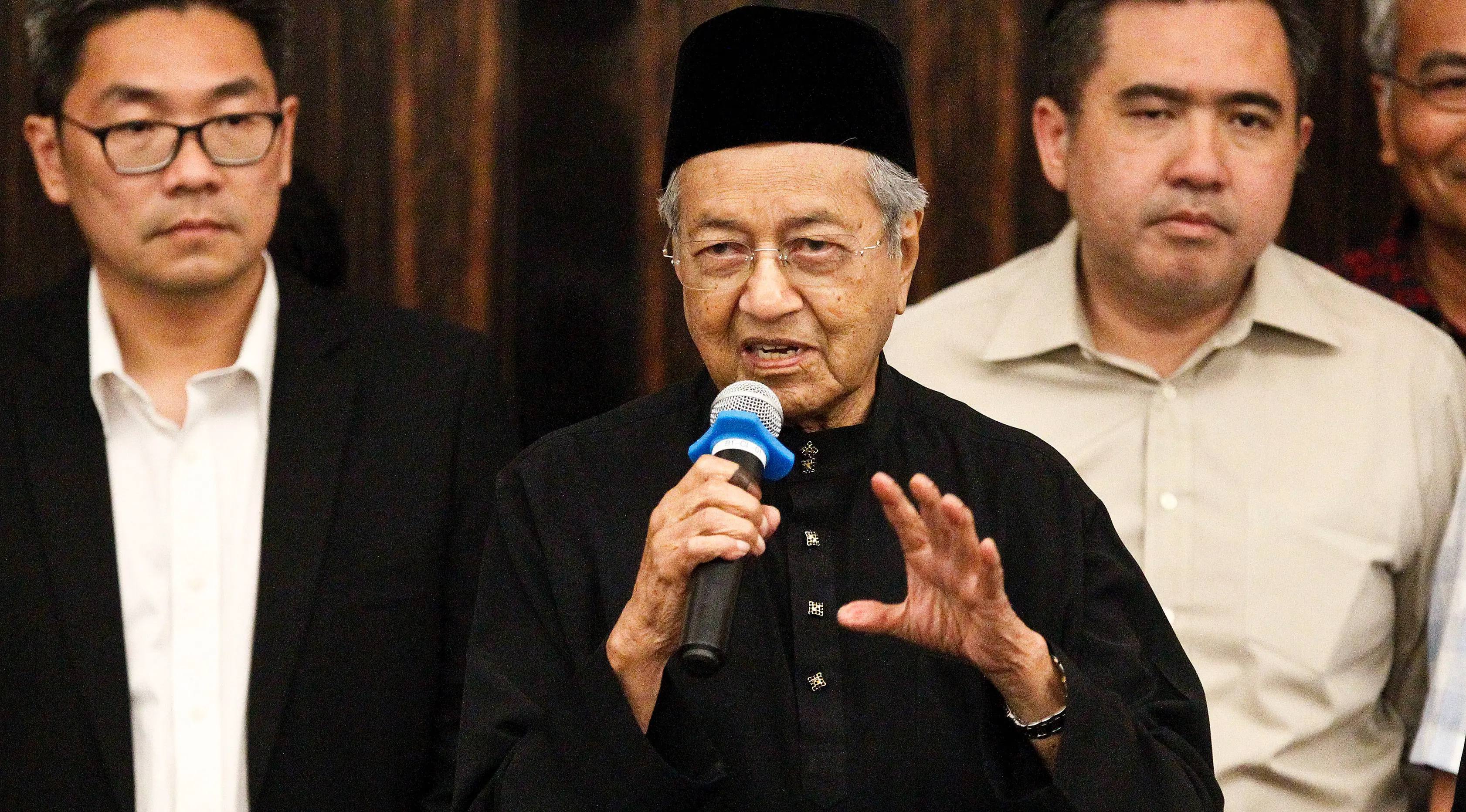 Perdana Menteri Malaysia baru, Mahathir Mohamad memberi keterangan saat konferensi pers di Petaling Jaya, Malaysia (10/8). Mahathir menjadi perdana menteri ketujuh Malaysia pada usia 92 tahun. (AP Photo / Sadiq Asyraf)