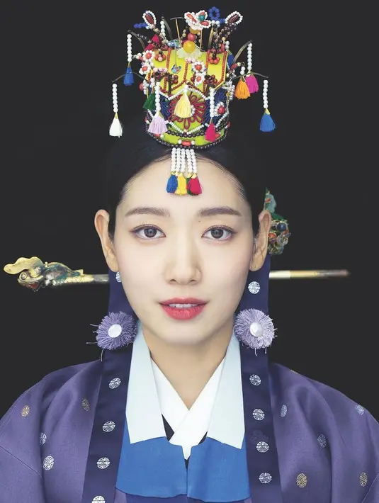 "Terima kasih kepada semua orang yang mengirimi kami banyak berkah dan pesan ucapan selamat," tulis Park Shin Hye dalam unggahan fotonya menggunakan pakaian pernikahan tradisional Korea. (Foto: Instagram/ssinz7)