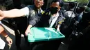 Petugas kepolisian memasukkan barang bukti hasil penggeledahan dari rumah di Sentul terkait dugaan kasus korupsi ke dalam gedung Direktorat Reserse Kriminal Khusus (Disreskrimsus) Polda Metro Jaya, Kamis (9/7/2026), (KLY/Budy Santoso)