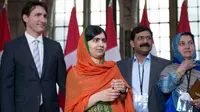 PM Kanada Justin Trudeau mendampingi Malala Yousafzai bersama orang tuanya pada upacara pemberian hadiah kewarganegaraan di Ottawa, Rabu (12/4). Malala dianugerahi status warga negara kehormatan oleh Kanada. (Justin Tang/The Canadian Press via AP)