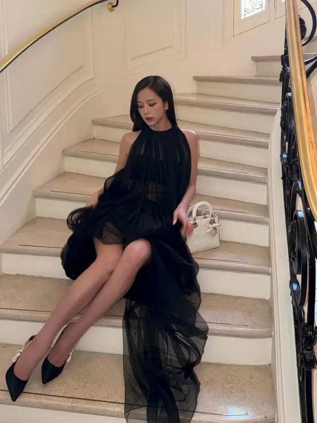 Jisoo hadir di Paris Fashion Week 2026 pakai dress hitam. [@sooyaaa__]