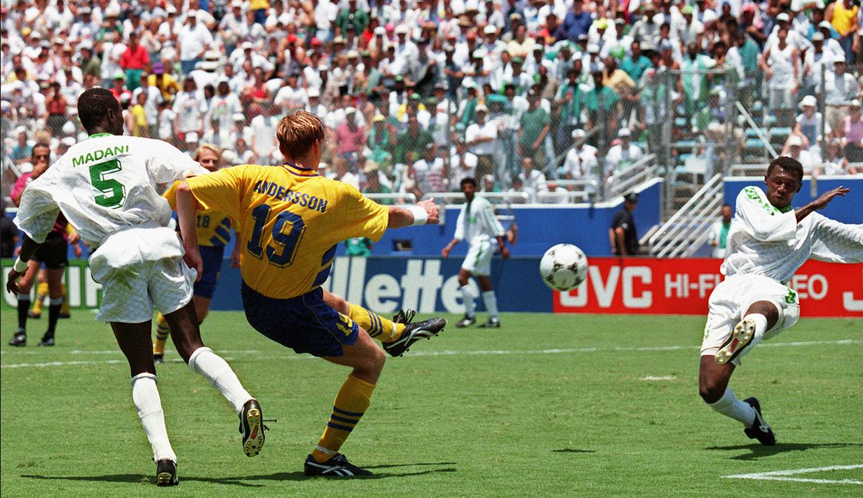 Arab Saudi. Termasuk Piala Dunia 2022, Arab Saudi telah lolos sebanyak 6 kali ke putaran final Piala Dunia. Dalam 5 edisi sebelumnya, 1994 hingga 2006 dan 2018, mereka hanya mampu 1 kali lolos dari fase grup, yaitu di Piala Dunia pertama mereka pada edisi 1994 dan terhenti di babak kedua (16 besar) usai kalah 1-3 dari Swedia. Di fase grup mereka keluar sebagai runner-up Grup F di bawah Belanda yang mengoleksi poin sama, 6, hasil dari 2 kali menang dan 1 kali kalah. (AFP/Mike Nelson)