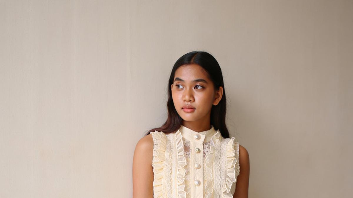 8 Pilihan Dress Brokat dengan Aksen Ruffle Terbaik 2025, Cocok untuk Kondangan hingga Formal Look