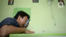 Guru Wahyu Adi Prasetyo mengajar secara online di sekolah tunanetra Yayasan Raudlatul Makfufin, Buaran, Serpong, Tangerang Selatan, Banten, Senin (10/8/2020). Keterbatasan kuota internet membuat para guru membatasi waktu belajar yang berlangsung sejak pandemi COVID-19. (merdeka.com/Dwi Narwoko)