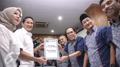 Bakal calon Gubernur DKI Jakarta Sandiaga Uno (kedua kiri) dan istri menerima formulir Ketua Bidang Penjaringan Pemilukada DPD-PD DKI Jakarta, Raja Mantan Purba di DPD Demokrat, Jakarta, Jumat (22/4). (Liputan6.com/Faizal fanani)
