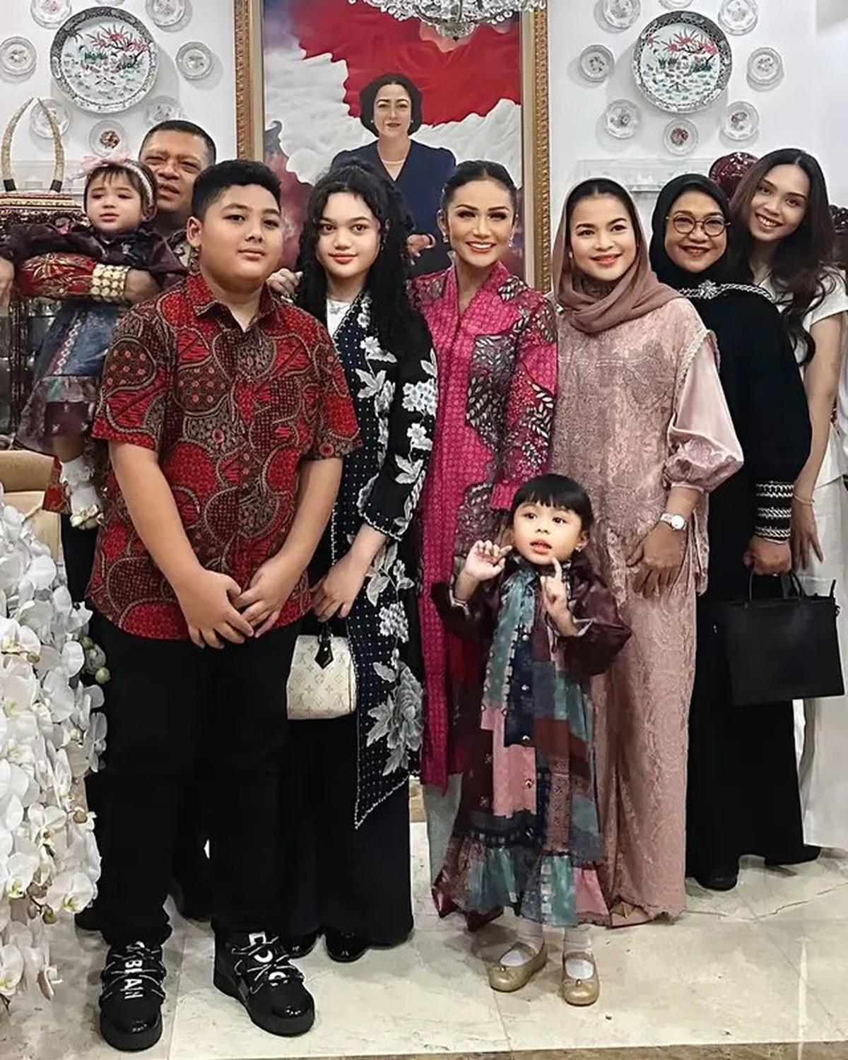 Aurel Liburan ke Madrid, Ini 6 Potret Krisdayanti Momong Ameena dan Azura di Jakarta