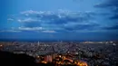 Pemandangan gedung pencakar langit Torre Agbar dengan proyeksi cahaya warna pelangi saat peringatan World Pride di Barcelona, Spanyol, 28 Juni 2017. World Pride merupakan acara perayaan LGBT terbesar di dunia yang diadakan setiap tahun (AP/Manu Fernandez)