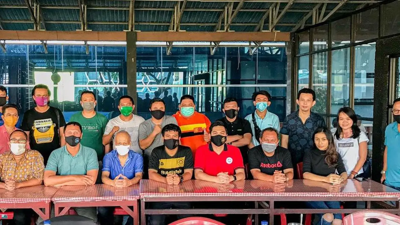 Manajemen Sulut United bersama kalangan wartawan usai diskusi terkait perkembangan sepak bola di Sulut.