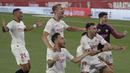 Pemain Sevilla merayakan kemenangan atas Real Betis pada laga lanjutan La Liga di Estadio Ramon Sanchez Pizjuan, Jumat (12/6/2020) dini hari WIB. Sevilla menang 2-0 atas Real Betis. (AFP/Cristina Quicler)