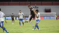 Duel PSM Makassar kontra Persib Bandung dalam laga tunda pekan ke-22 BRI Liga 1 2021/2022 yang digelar di Stadion Kapten I Wayan Dipta, Gianyar, Selasa (22/2/2022). Persib menang 2-0 dalam pertandingan ini. (Bola.com/Abdi Satria)