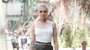 Model dan aktris asal Inggris Cara Delevingne berpose saat tiba di peragaan busana Chanel Haute Couture di Paris, Prancis, (4/7). Pekan Mode Paris Haute Couture ini berlangsung 2-6 Juli 2017. (AP Photo / Thibault Camus)