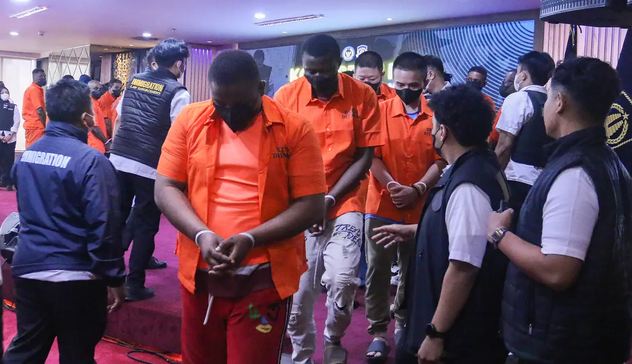 Nigeria menjadi negara yang warganya paling banyak terjaring dalam operasi tersebut, yakni sebanyak 82 orang atau meliputi 35,8% dari keseluruhan WNA, diikuti India sebanyak 28 orang dan Spanyol sebanyak 21 orang. (merdeka.com/Arie Basuki)