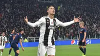 Bintang Juventus Cristiano Ronaldo merayakan gol rekan setimnya Mario Mandzukic ke gawang Valencia dalam lanjutan Grup  H Liga Champions di Allianz Stadium, Rabu (28/11/2018) dini hari WIB. Juventus menang 1-0. (Andrea Di Marco/ANSA via AP)