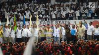Ketua Umum Partai Gerindra Prabowo Subianto berkumpul bersama ribuan buruh  yang tergabung dalam Konfederasi Serikat Pekerja Indonesia (KSPI) saat peringatan May Day Nasional di Gedung Istora Senayan, Jakarta, Selasa (1/5). (Merdeka.com/Imam Buhori)
