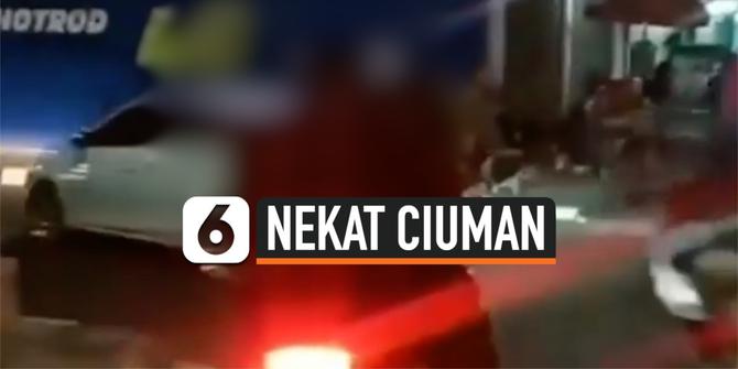 VIDEO: Nekat Ciuman Saat Berkendara Motor, Pasangan ini Kena Akibatnya