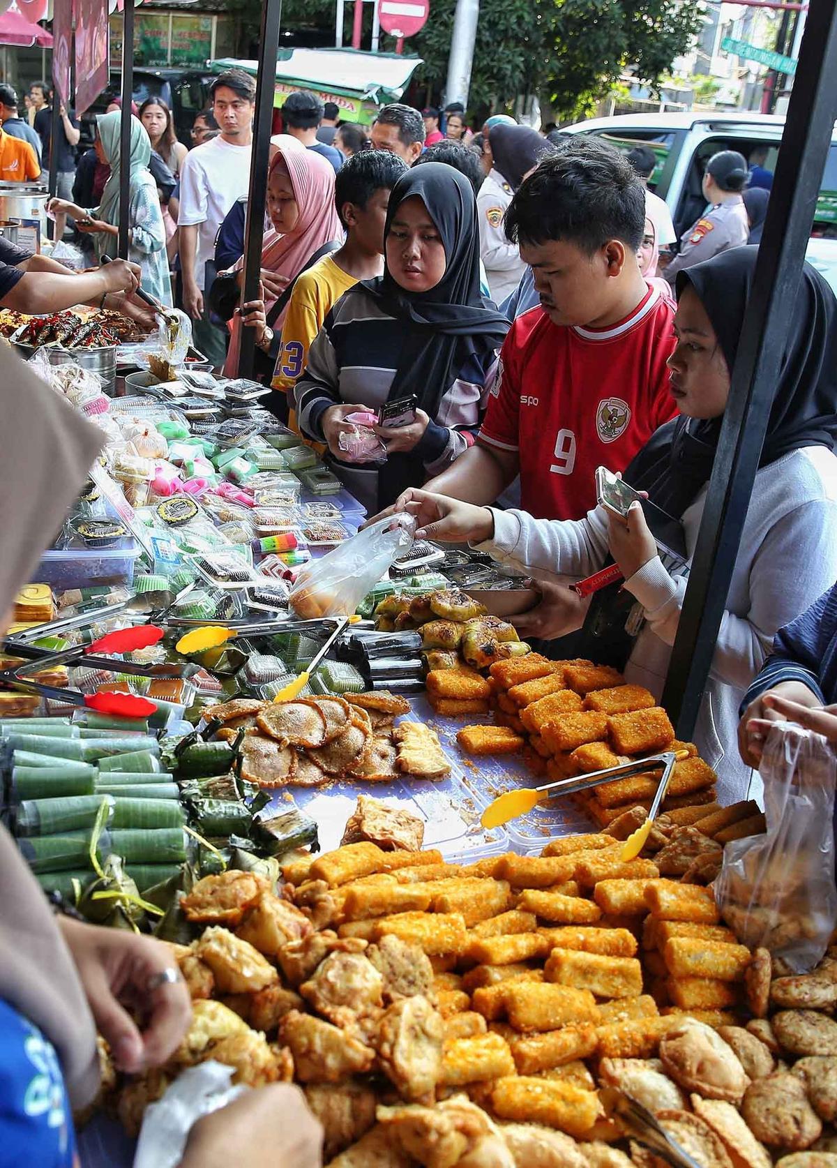 FOTO: Berdesakan Berburu Takjil Di Pasar Benhil