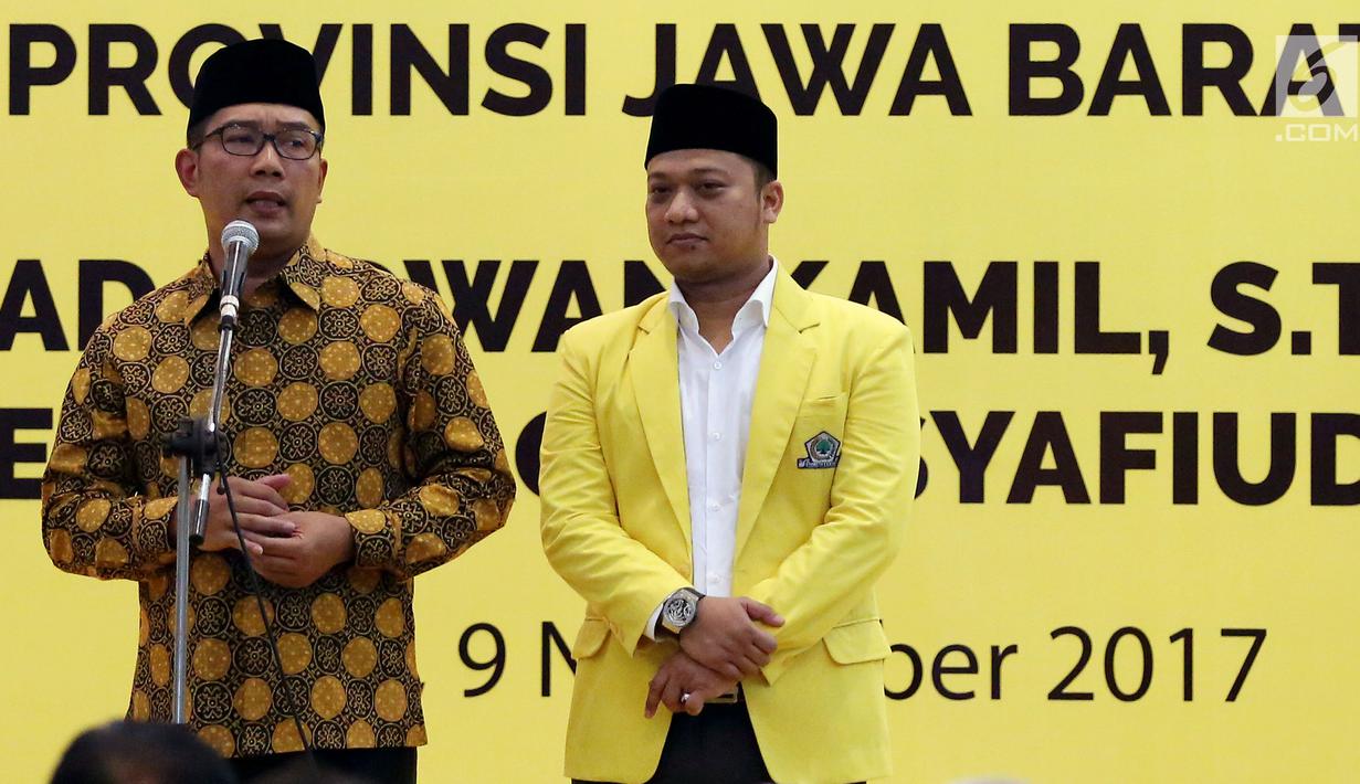 Wali Kota Bandung, Ridwan Kamil didampingi Daniel Mutaqien memberikan keterangan saat konferensi pers mengenai pengumuman calon Gubernur dan Wakil Gubernur Jawa Barat, di kantor DPP Golkar, Jakarta, Kamis (9/11). (Liputan6.com/Johan Tallo)