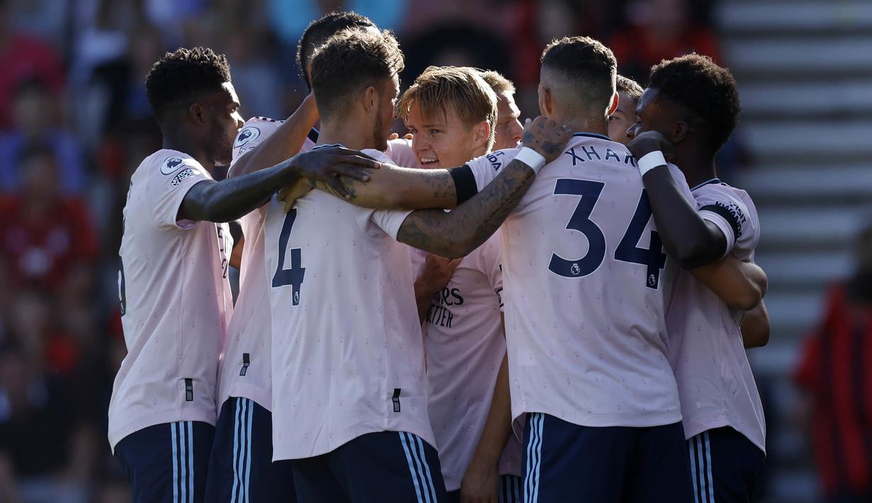 Arsenal sudah unggul satu gol pada menit ke-5 melalui sepakan Martin Odegaard. Ia berhasil memanfaatkan bola muntah hasil tendangan Gabriel Martinelli yang gagal ditangkap sempurna oleh kiper Bournemouth, Mark Travers. Enam menit berselang Martin Odegaard mencetak gol keduanya untuk membawa The Gunners memimpin 2-0. (PA via AP/Steven Paston)