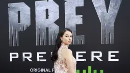 Amber Midthunder berpose di karpet merah saat menghadiri pemutaran film Prey di Regency Village Theatre di Los Angeles, California (2/8/2022). Dalam Prey, ia memerankan Naru, prajurit perempuan tangguh suku Comanche Nation yang berusaha melindungi rakyatnya dari The Predator. (MICHAEL TRAN / AFP)