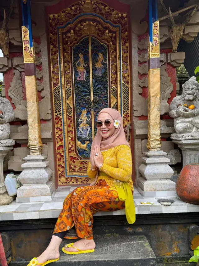 Gaya Umi Kalsum Ibunda Ayu Ting Ting saat Liburan di Bali
