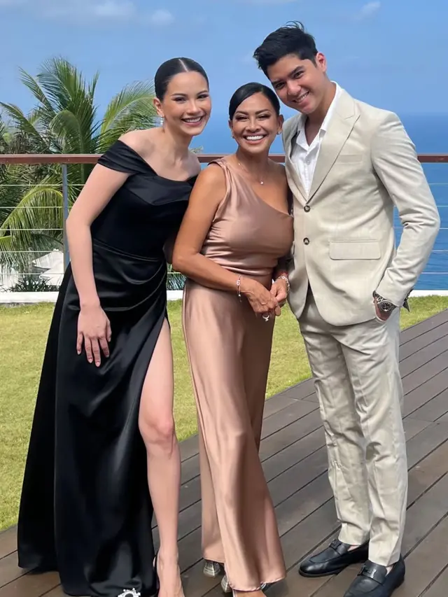 Alyssa Daguise saat hadir di resepsi pernikahan kakaknya di Bali. [@risa_dewi]