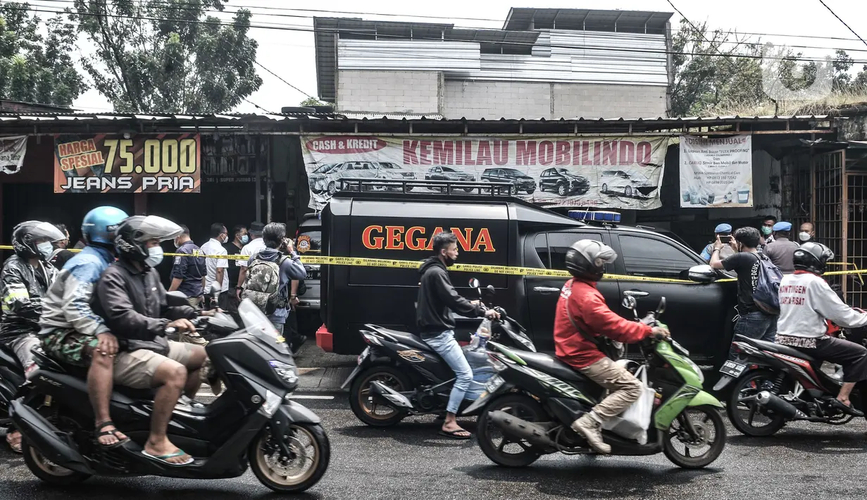Kendaraan tersendat saat penggerebekan rumah terduga teroris di kawasan Condet, Jakarta Timur, Senin (29/3/2021). Hingga saat ini petugas gabungan masih berjaga di lokasi untuk penyelidikan. (merdeka.com/Iqbal S Nugroho)
