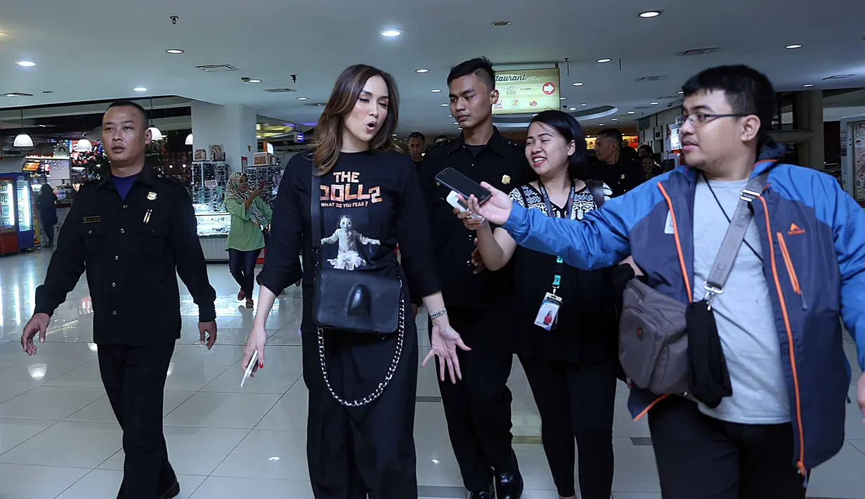 "Iya itu tegang-tegang aja sih, kaya lebih rasanya campur aduk," lanjut Sara Wijayanto. (Nurwahyunan/Bintang.com)