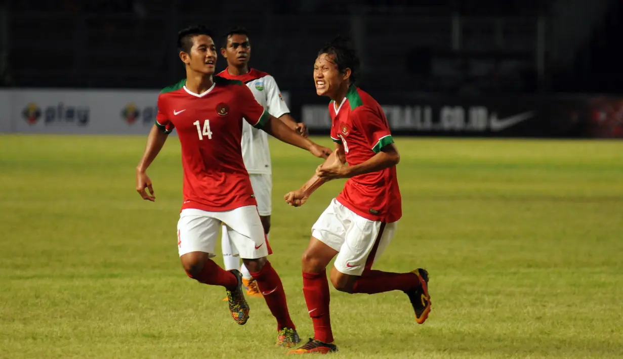 Gelandang timnas Indonesia U-23, Adam Alis S (kanan) merayakan golnya ke gawang Timor Leste di laga kualifikasi grup H Piala Asia 2016 di Stadion GBK Jakarta, Jumat (27/3/2015). Indonesia U-23 unggul 5-0 atas Timor Leste. (Liputan6.com/Helmi Fithriansyah)