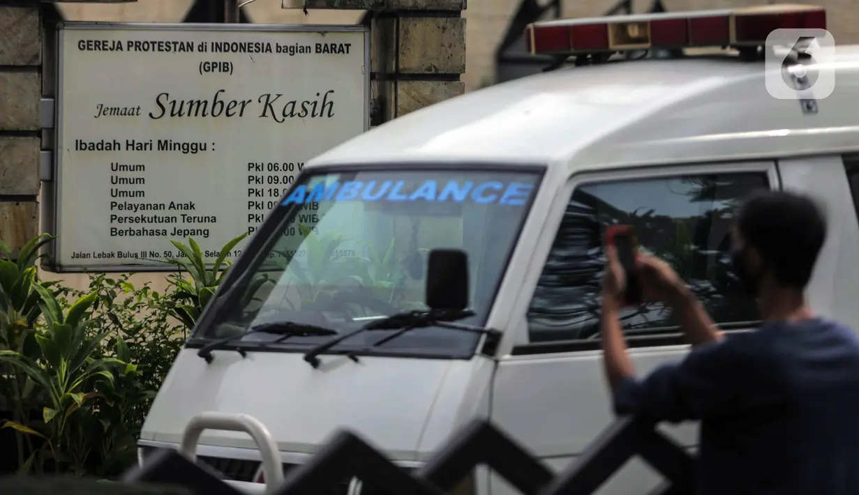 Mobil ambulans terparkir saat pelepasan jenazah Glenn Fredly di Gereja Sumber Kasih, Lebak Bulus, Jakarta, Kamis (9/4/2020). Glenn Fredly meninggal dunia pada 8 April 2020 malam di sebuah rumah sakit di Jakarta Selatan. (Liputan6.com/Faizal Fanani)
