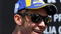 Pembalap Movistar Yamaha, Valentino Rossi tersenyum lepas usai merebut pole position kualifikasi MotoGP Italia 2018 di Sirkuit Mugello. (TIZIANA FABI / AFP)