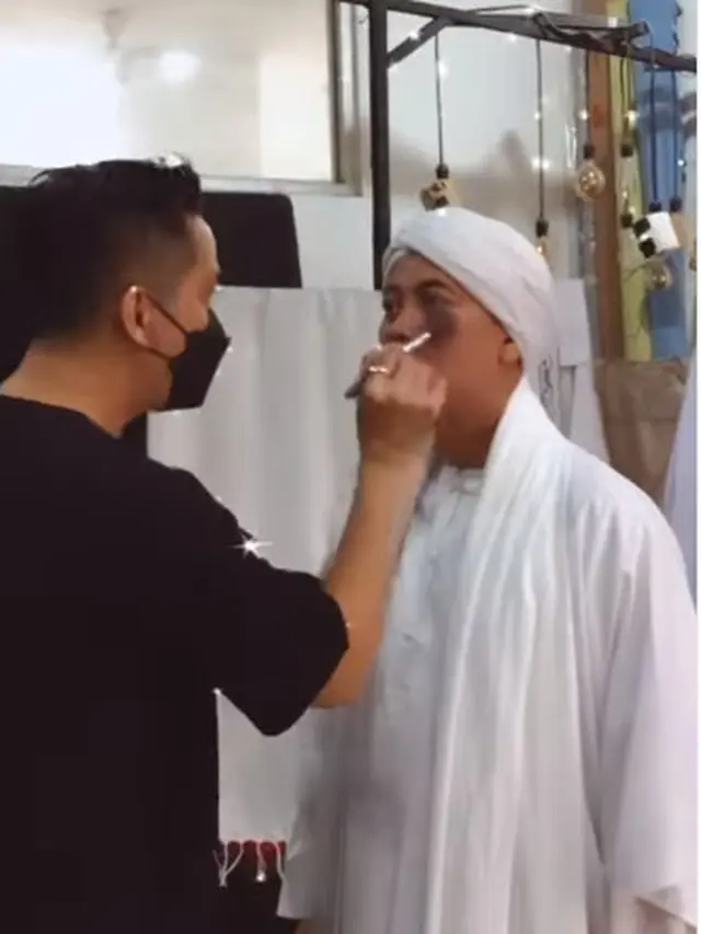 6 Potret Terbaru Theo Ex Dynamite, Dulu Member Boyband Kini Sukses Jadi MUA