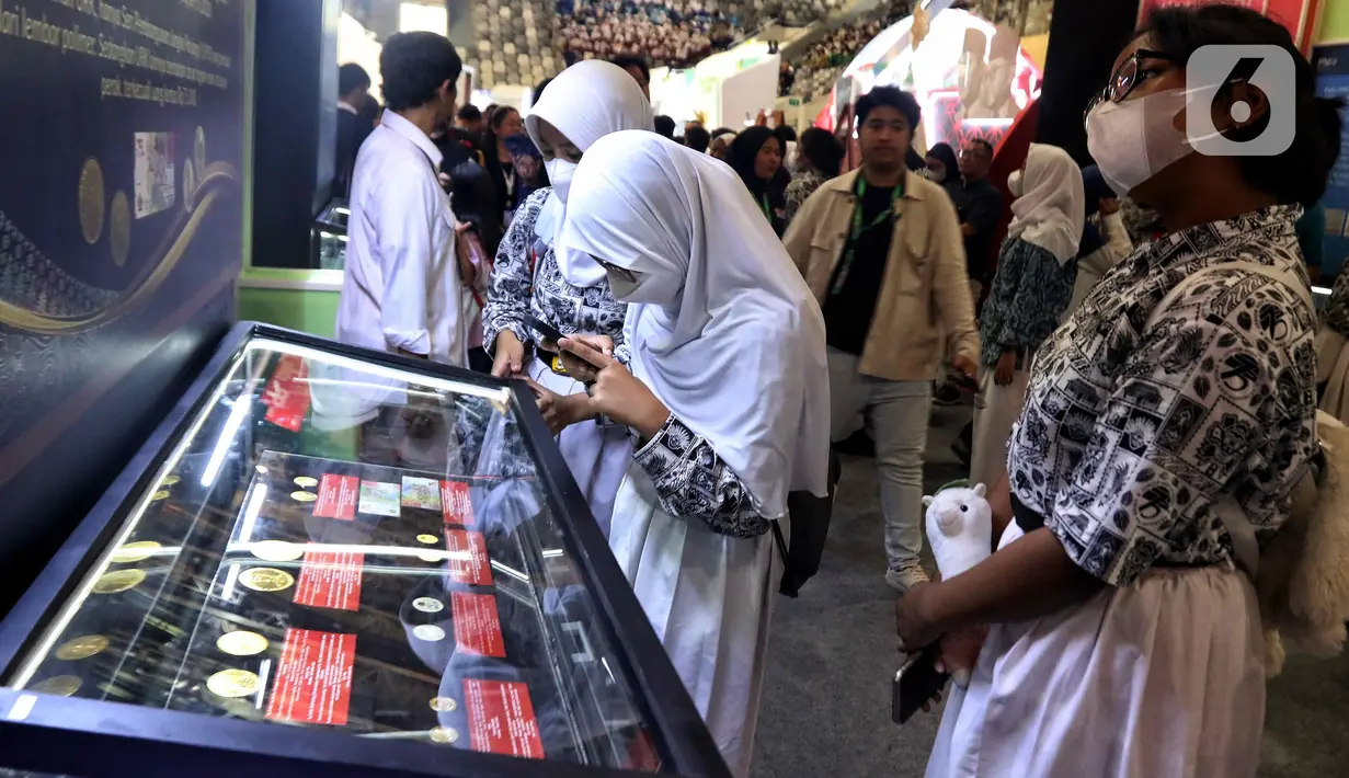 Pada FERBI 2023, masyarakat dapat mengenal alat pembayaran secara retrospektif melalui lebih dari 100 koleksi uang kuno yang dihadirkan Museum BI (MuBI). (Liputan6.com/Angga Yuniar)