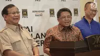 Presiden PKS, Sohibul Iman (tengah) didampingi Ketum Partai Gerindra, Prabowo Subianto, Sekjen PAN Eddy Soeparno memberikan keterangan pers untuk berkoalisi di Pilkada Serentak 2018 di Kantor PKS, Jakarta, Minggu (24/12). (Liputan6.com/Faizal Fanani)