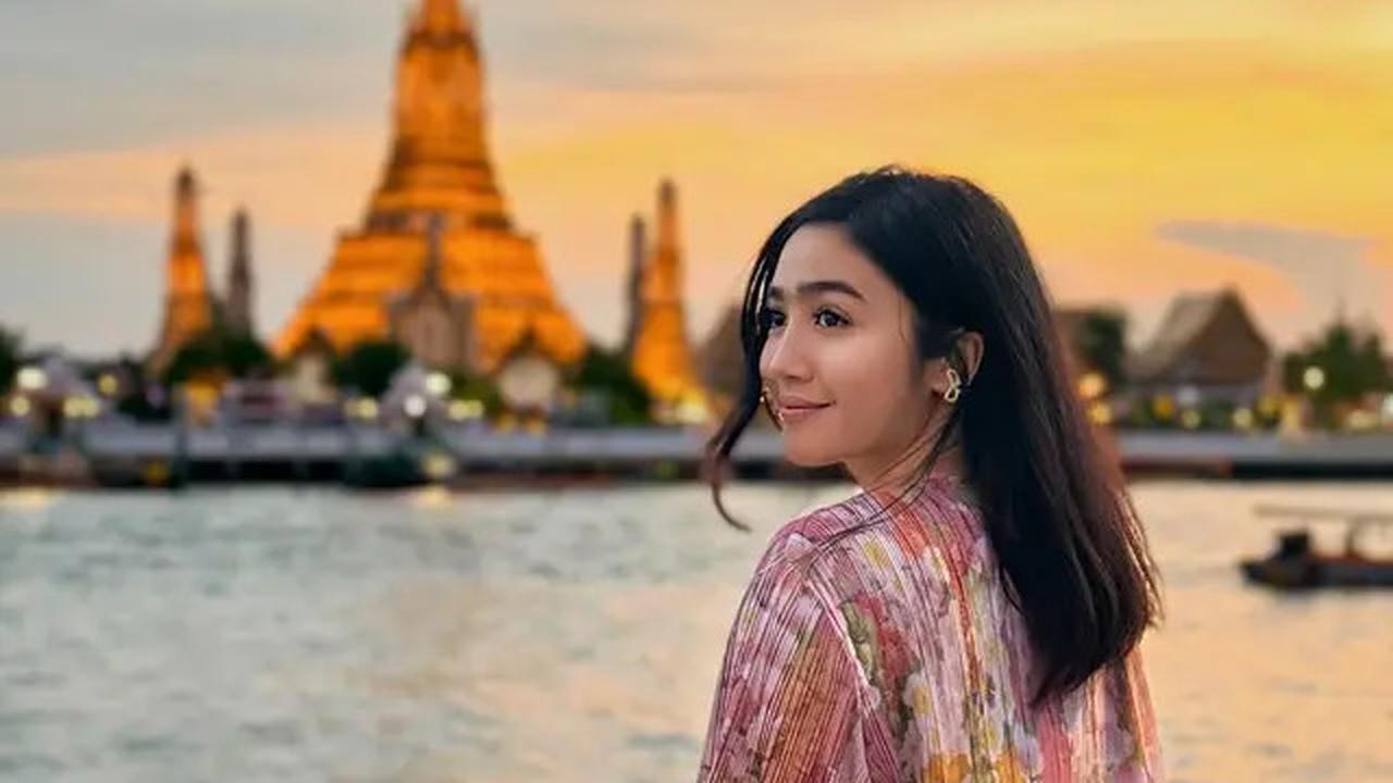 7 Potret Febby Rastanty ke Thailand, Jadi Anak Senja di Kuil Wat Arun
