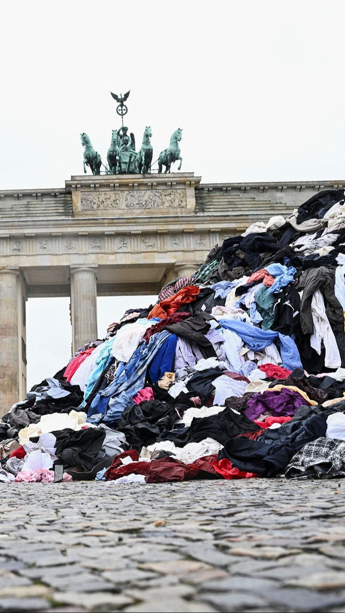 Selain itu, pekerja di industri fast fashion, terutama di negara-negara berkembang, banyak pabrik pakaian yang sering kali bekerja dalam kondisi buruk serta mendapatkan upah rendah.&nbsp;REUTERS/Annegret Hilse