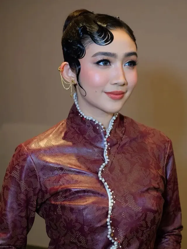 Dramatis dan Berani, Intip Detail Makeup dan Rambut Vintage Febby Rastanty di Gala Premiere Narik Sukmo