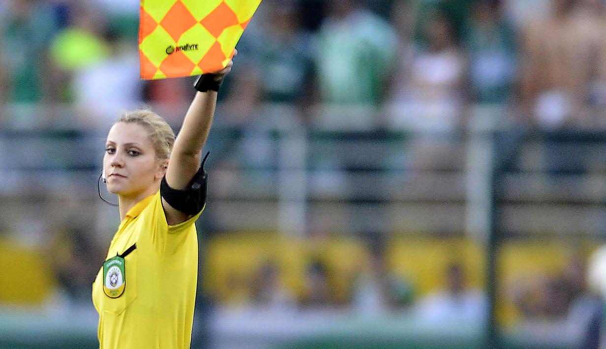 4. Fernanda Colombo - Wasit asal Brasil ini bisa membuat para pemain dan penonton sepak bola gagal fokus. Fernanda Colombo menyita perhatian publik saat memimpin laga persahabatan klub asal Liga Ekuador pada Juli 2019 lalu. (AFP/Mauro Horita/AGIF)