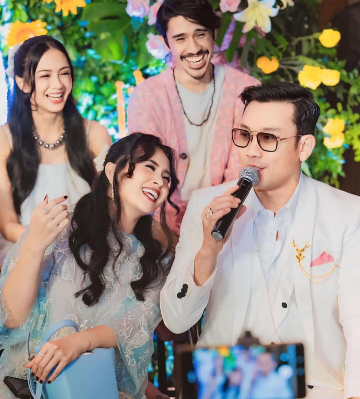 7 Potret Denny Sumargo Pamer Gaya di Gala Premier '2nd MIRACLE IN CELL NO.7', Tantangan Tebakan Nama Jadi Sorotan