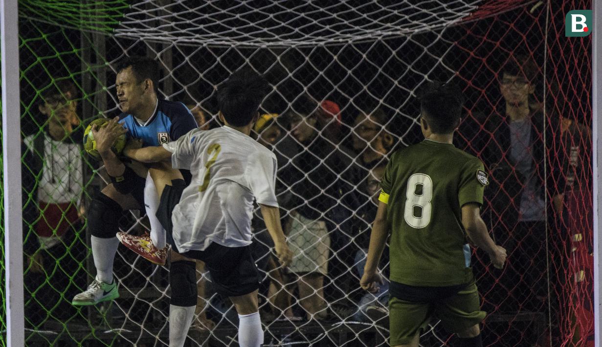 Kiper Adira FC menangkan bola saat melawan AFN Bogor pada Grand Final Futsal Battle di Mall Taman Anggrek, Jakarta, Minggu (14/10). Acara kompetisi futsal tahunan ini berlangsung meriah. (Bola.com/Vitalis Yogi Trisna)